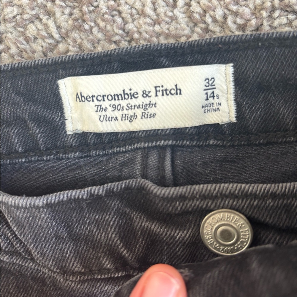 Abercrombie & Fitch 90s Straight Ultra High Rise Jeans in “Black Destroy,” 32 S - Picture 9 of 9